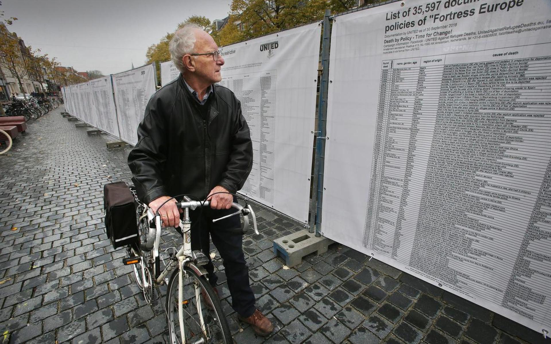 Henk Pander is onder de indruk van de namenlijsten van omgekomen vluchtelingen. FOTO NIELS WESTRA