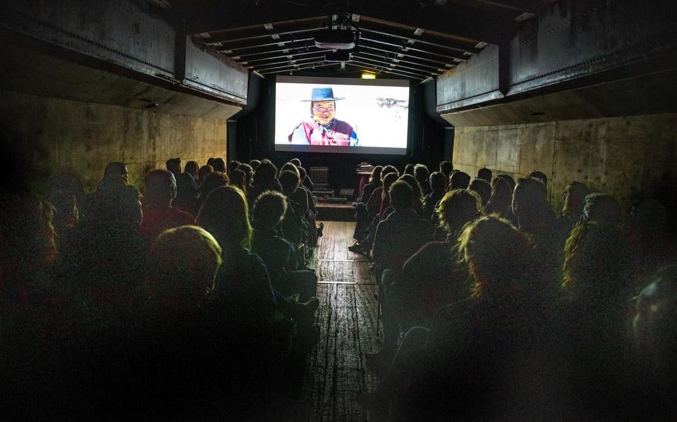 De filmzaal in Scheepsatelier Eestroom tijdens de eerste editie van het filmfestival PLONS! in 2019. 