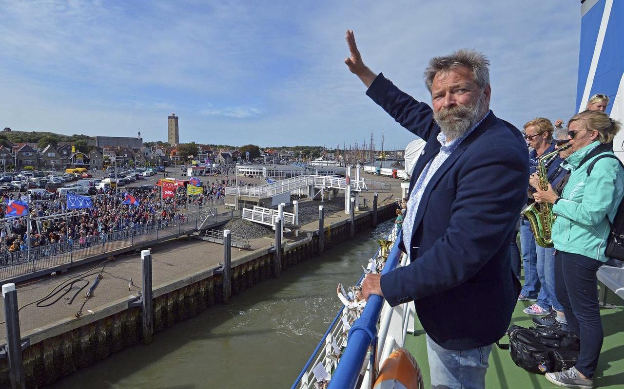 Nog een laatste groet naar de mensen op de kade en Joop Mulder vertrok. Korte tijd llater werd hij met een reddingboot weer van boot gehaald en teruggebracht, zodat hij van Oerol niets hoefde te missen. FOTO JAN HEUFF Nog een laatste groet naar de mensen op de kade en Joop Mulder vertrok. Korte tijd llater werd hij met een reddingboot weer van boot gehaald en teruggebracht, zodat hij van Oerol niets hoefde te missen. FOTO JAN HEUFF
