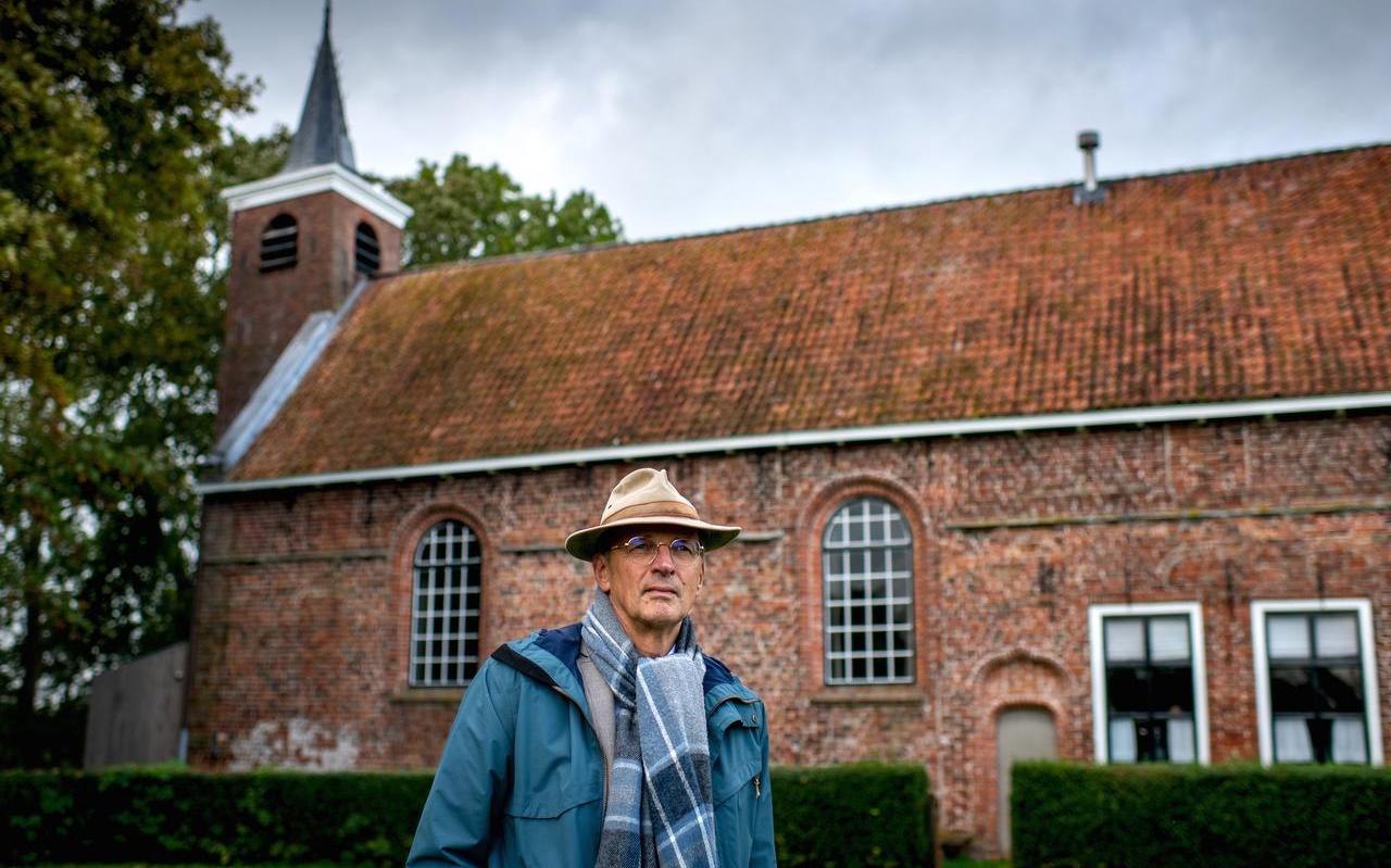 Dr. Hans Mol van de Fryske Akademy bij de Hervormde Kerk van Gerkesklooster wat vroeger een klooster was. Dr. Hans Mol van de Fryske Akademy bij de Hervormde Kerk van Gerkesklooster wat vroeger een klooster was.