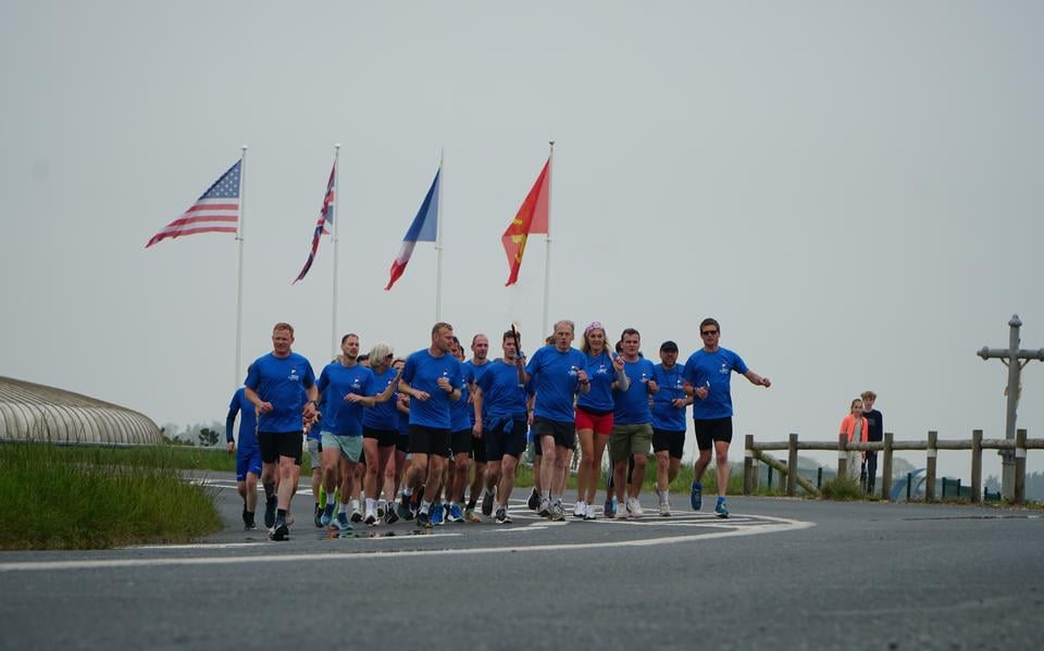 De groep hardlopers vrijdag in Arromanches-les-Bains in Normandië. 