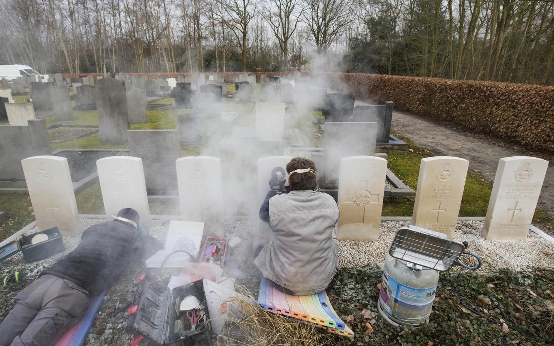 Video: Namen komen terug op Britse oorlogsgraven - Leeuwarder Courant