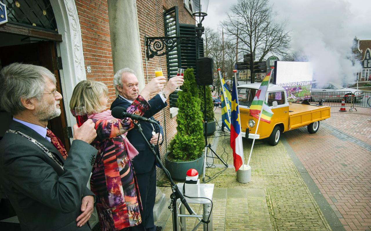 De bekendmaking in Dokkum van Noardeast-Fryslân als nieuwe gemeentenaam. FOTO MARCEL VAN KAMMEN