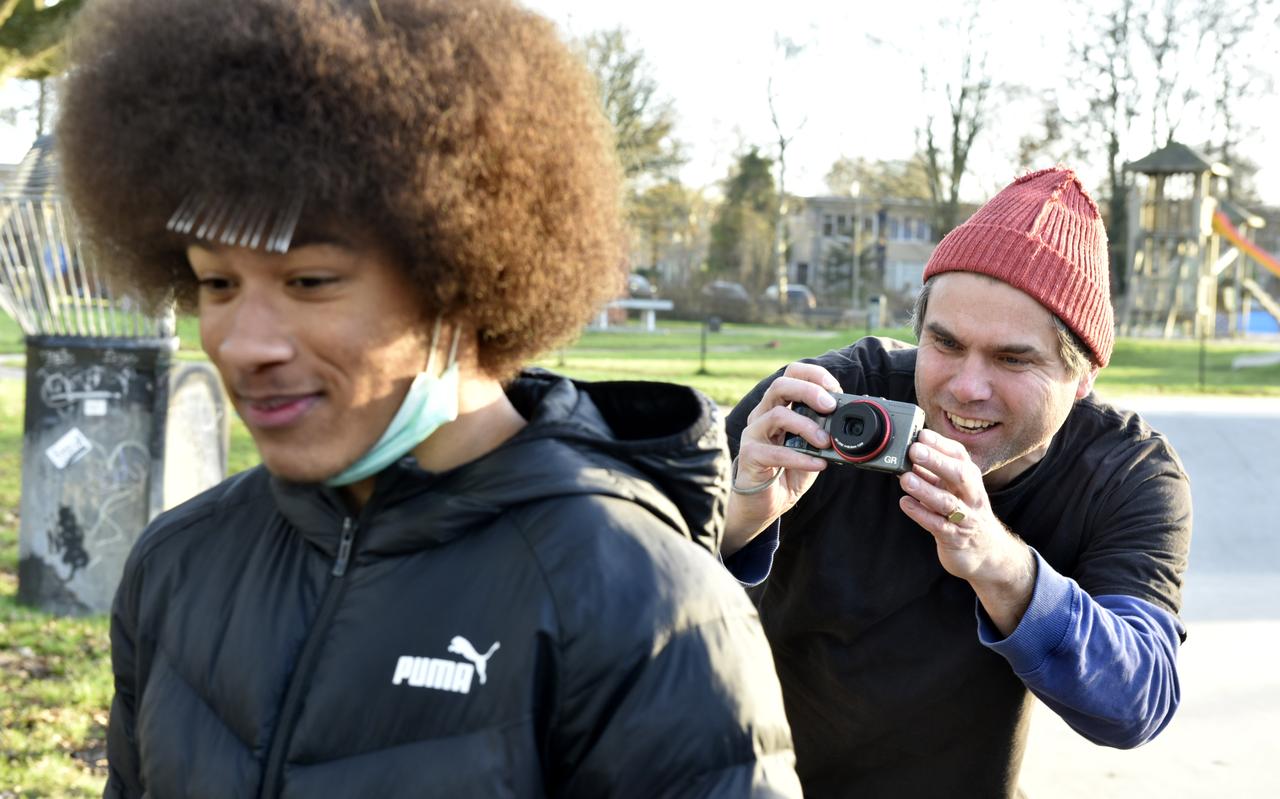 Fotograaf Bouwe Brouwer. Hij maakt foto's van mensen uit Friesland en daar heeft hij zilveren PISA Award voor gekregen. Fotograaf Bouwe Brouwer. Hij maakt foto's van mensen uit Friesland en daar heeft hij zilveren PISA Award voor gekregen.