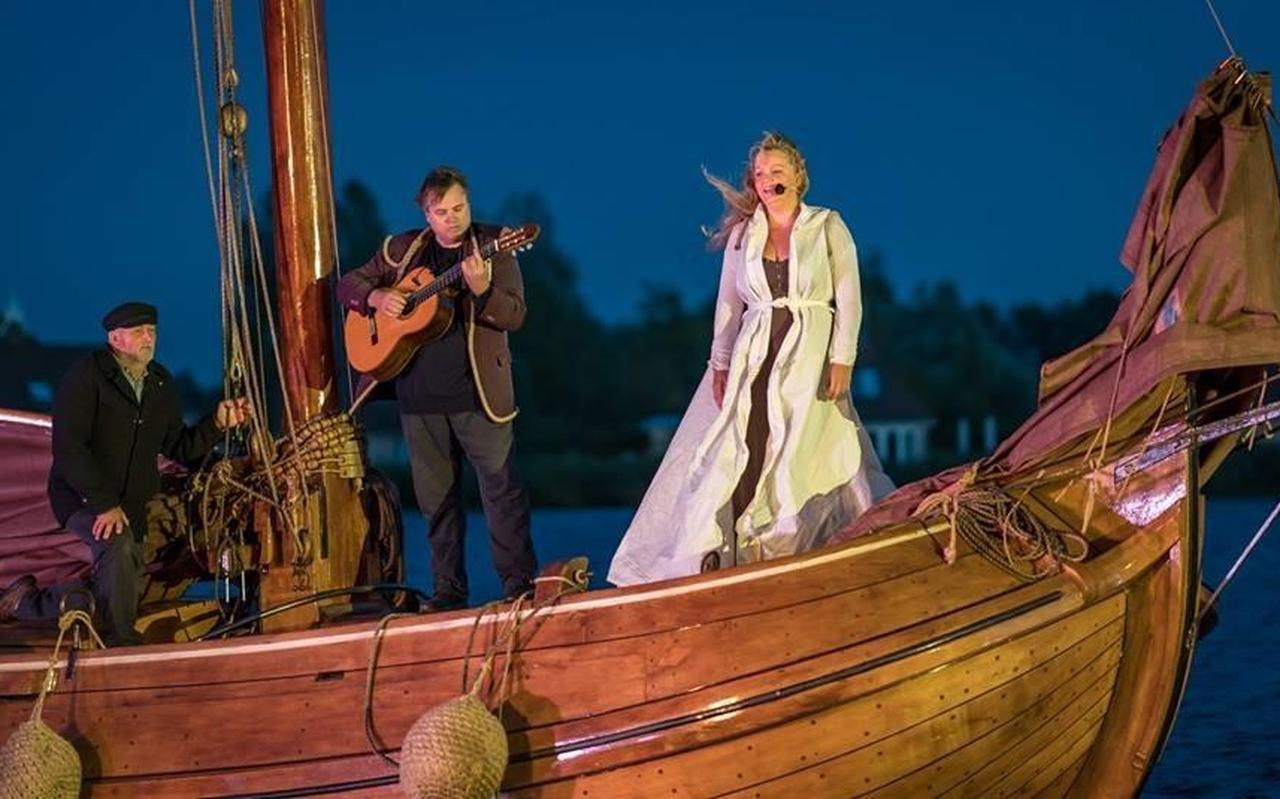 Gitarist Herman Woltman en zangeres Ella de Jong op het voordek van het houten skûtsje Æbelina tijdens de voorstelling van Myn skip , vorig jaar in Earnewâld. Foto piet douma Gitarist Herman Woltman en zangeres Ella de Jong op het voordek van het houten skûtsje Æbelina tijdens de voorstelling van Myn skip , vorig jaar in Earnewâld. Foto piet douma