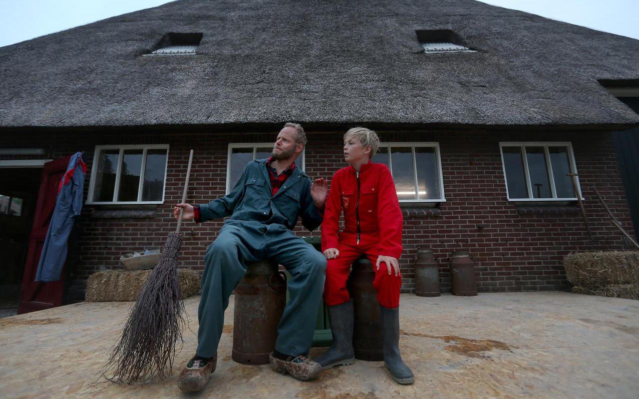 Fokke (Frans Stap) is de laatste boer van Friesland en bespreekt met zijn zoon (Jan Vollema) de toekomst van het bedrijf.