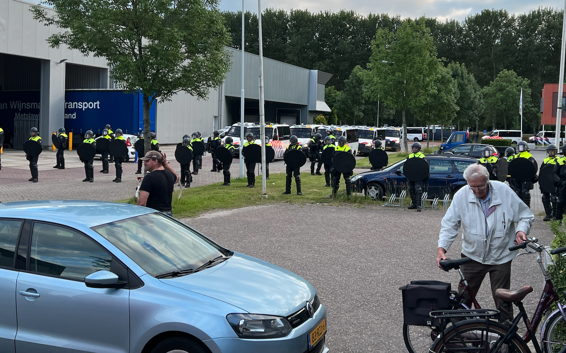 Mobiele Eenheid drijft groep uit elkaar bij blokkade distributiecentrum Poiesz in Sneek. Vier mensen