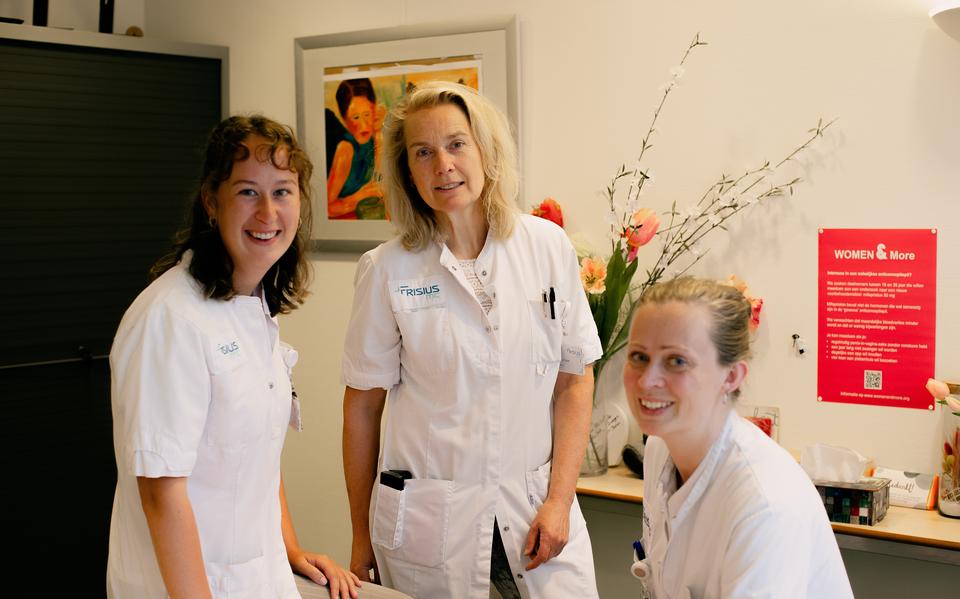 Gynaecoloog Mirjam Apperloo (midden) doet het onderzoek samen met collega-artsen Celine Klatter (links) en Esti de Graaff.