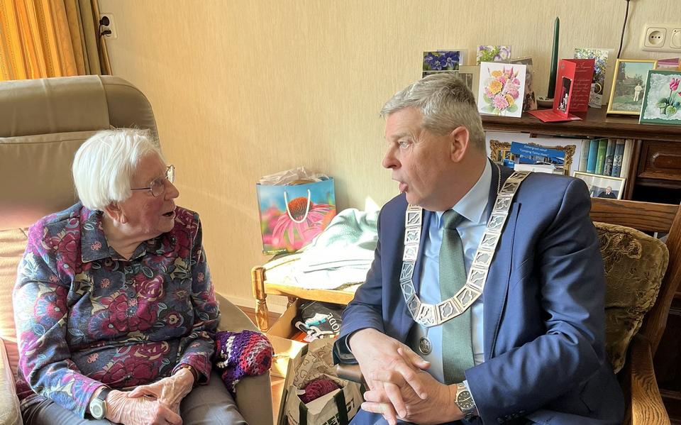 Hinkje van der Meer-Koopman uit Balk samen met burgemeester Klaas Agricola.