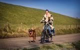 Sandy Krijnen op haar e-bike met Boas. ,,De elektrische fiets is geweldig, die geeft me het gevoel van vrijheid terug.’’ FOTO NIELS DE VRIES