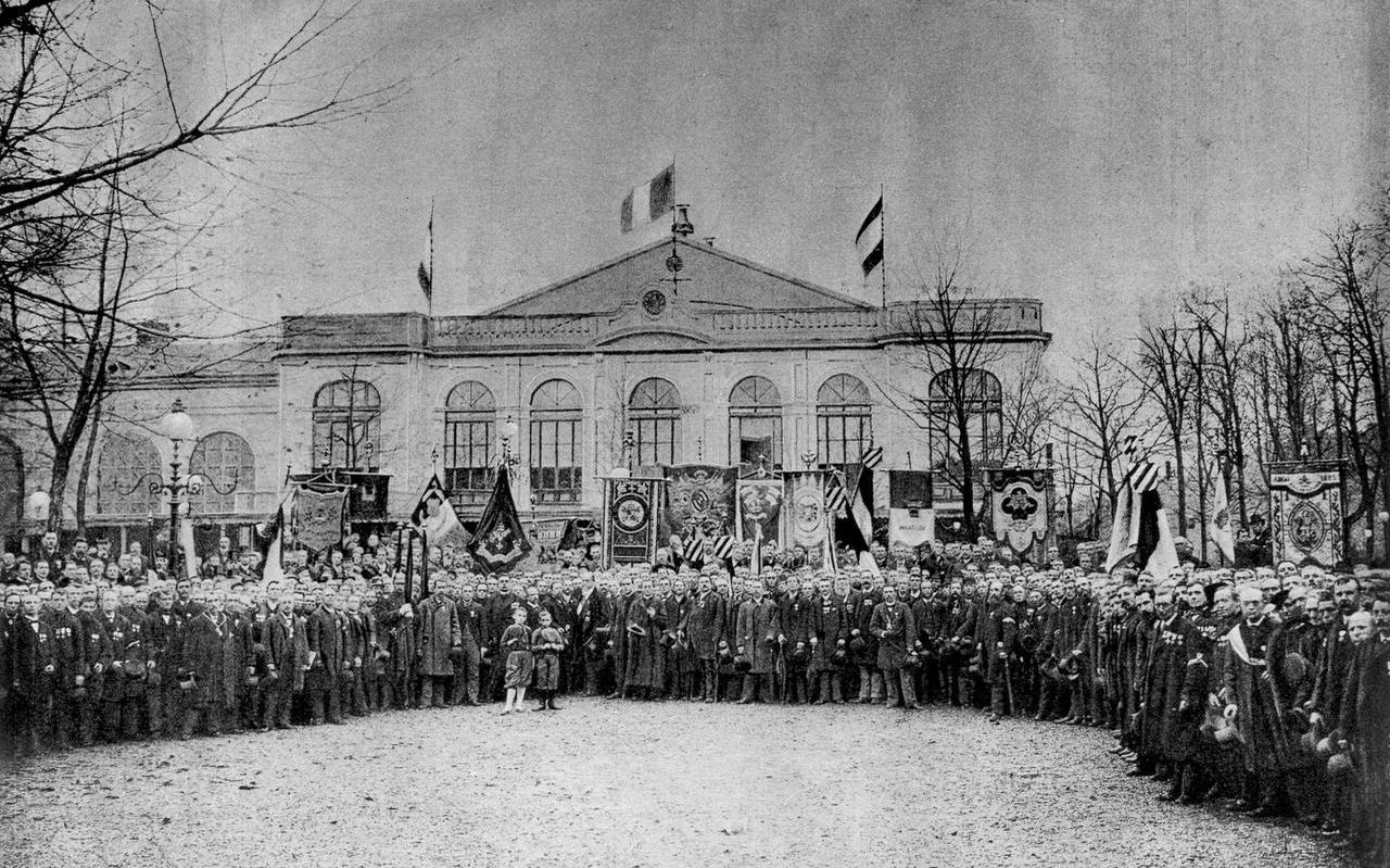 Herdenking in 1892 in Utrecht met zouaven van de Slag bij Mentana van 25 jaar eerder. FOTO UTRECHTS ARCHIEF Herdenking in 1892 in Utrecht met zouaven van de Slag bij Mentana van 25 jaar eerder. FOTO UTRECHTS ARCHIEF
