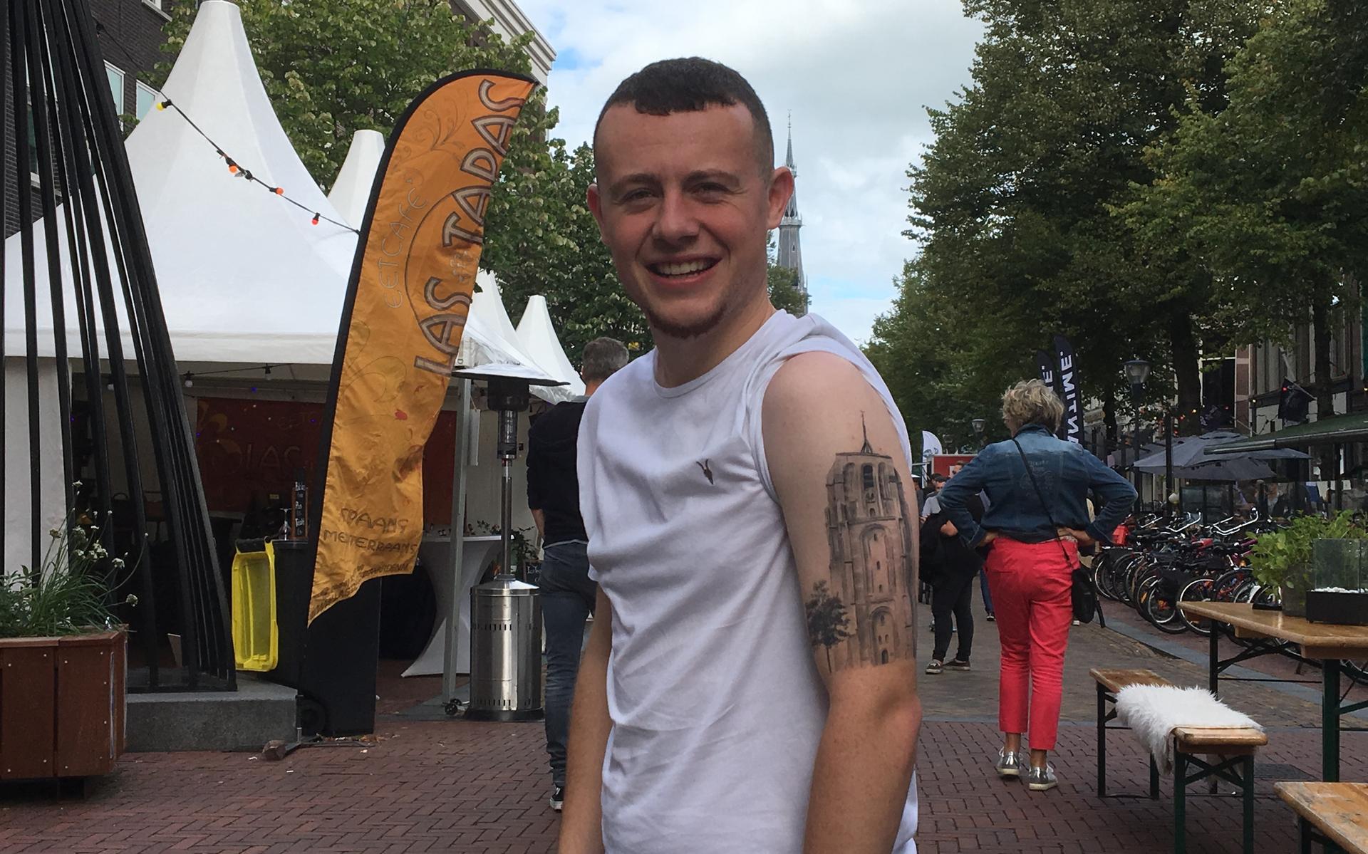 Liefde voor Leeuwarden vereeuwigd in tattoo van Oldehove - Leeuwarder Courant
