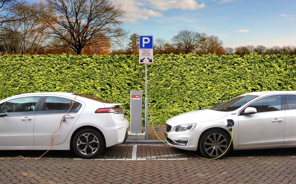 Elektrische auto's aan de lader. 