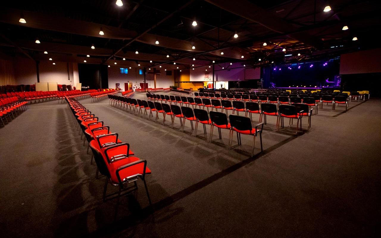 De kerkzaal van de Bethel kerk in Drachten is Coronaproof ingericht. Zo zijn er looproutes en zijn de stoelen 2 meter uit elkaar gezet. De kerk laat maximaal 300 mensen toe bij een kerkdienst. De kerkzaal van de Bethel kerk in Drachten is Coronaproof ingericht. Zo zijn er looproutes en zijn de stoelen 2 meter uit elkaar gezet. De kerk laat maximaal 300 mensen toe bij een kerkdienst.
