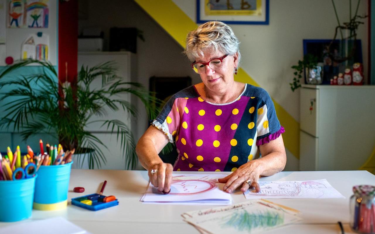 Door in haar praktijkkamer samen met kinderen te tekenen, krijgt Linda Walinga inzicht in wat hen bezig houdt. Door in haar praktijkkamer samen met kinderen te tekenen, krijgt Linda Walinga inzicht in wat hen bezig houdt.