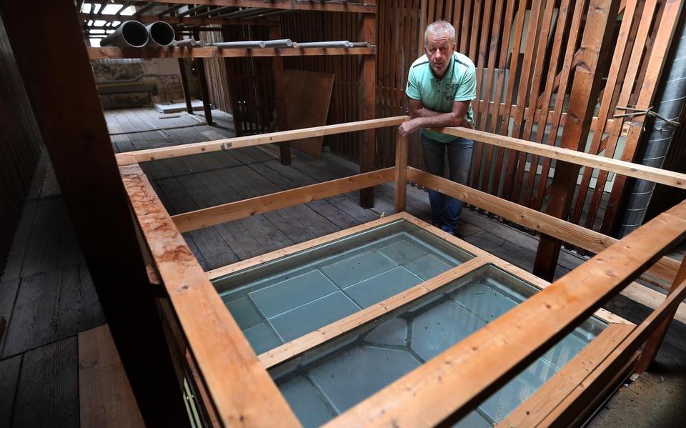 Sietze Ziengs bij het brandwerend glas op de zolder van het brandveilige Hospice Marcelis Goverts Gasthuis. FOTO CATRINUS VAN DER VEEN