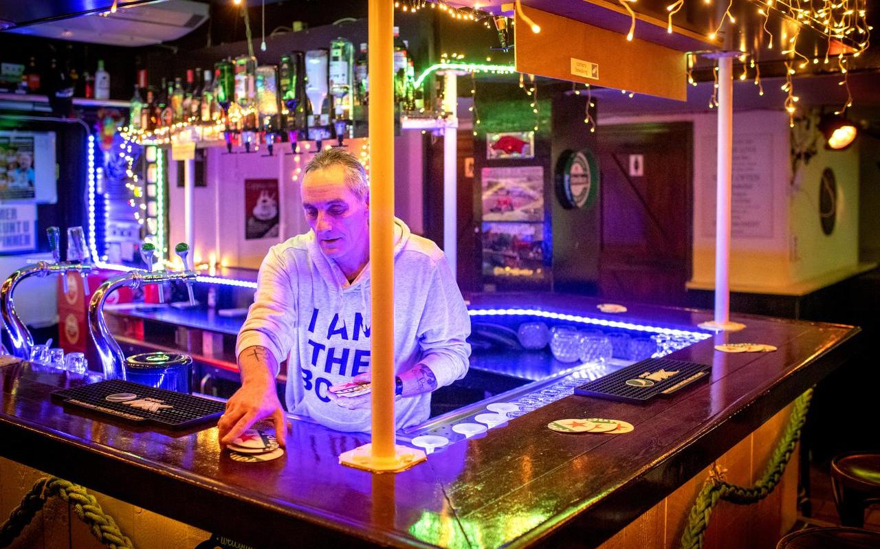Kroegbaas Ger Bodijn van Muziekcafé Bubbels in Surhuisterveen is van plan de deuren weer te openen. Kroegbaas Ger Bodijn van Muziekcafé Bubbels in Surhuisterveen is van plan de deuren weer te openen.