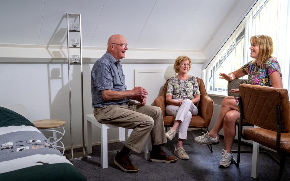 Een bureautje, wat stoelen, een bed en een tafeltje met koffie- en theevoorziening. Tjamme en Gerda Vis stellen deze slaapkamer beschikbaar voor mensen die tijdelijk geen onderdak hebben. Rechts Joke Verboom van De Rustplek.