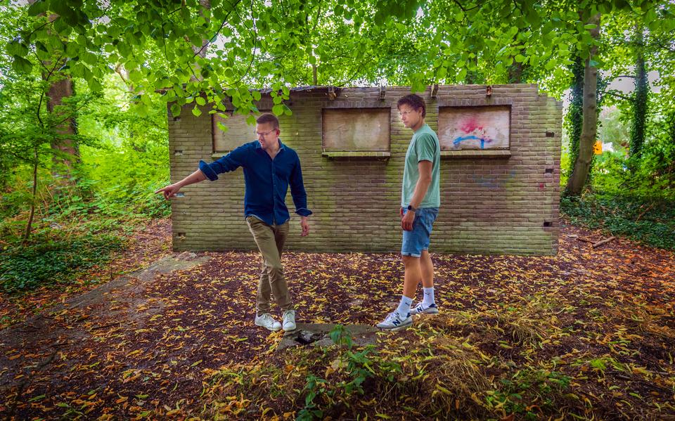 Johan Bouwhuis (l) en David Feenstra bij het enige overblijfsel van het arbeidsdienstkamp It Romme Fjild, het pompgebouwtje.