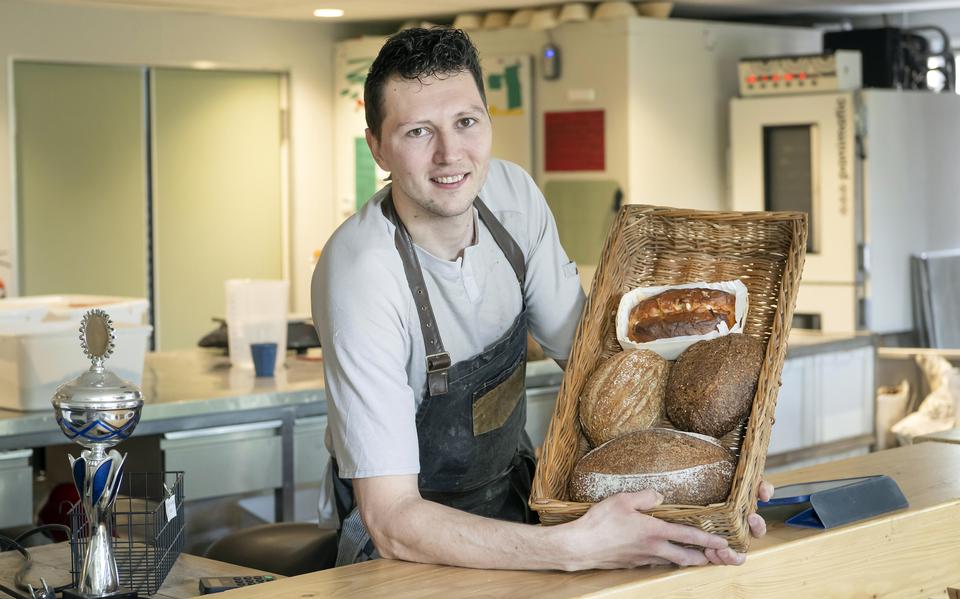 Bakker Tim Hoitinga toont een suikerbroodje (boven) en de drie broden op basis van de desems Guus, Doede en Silke.