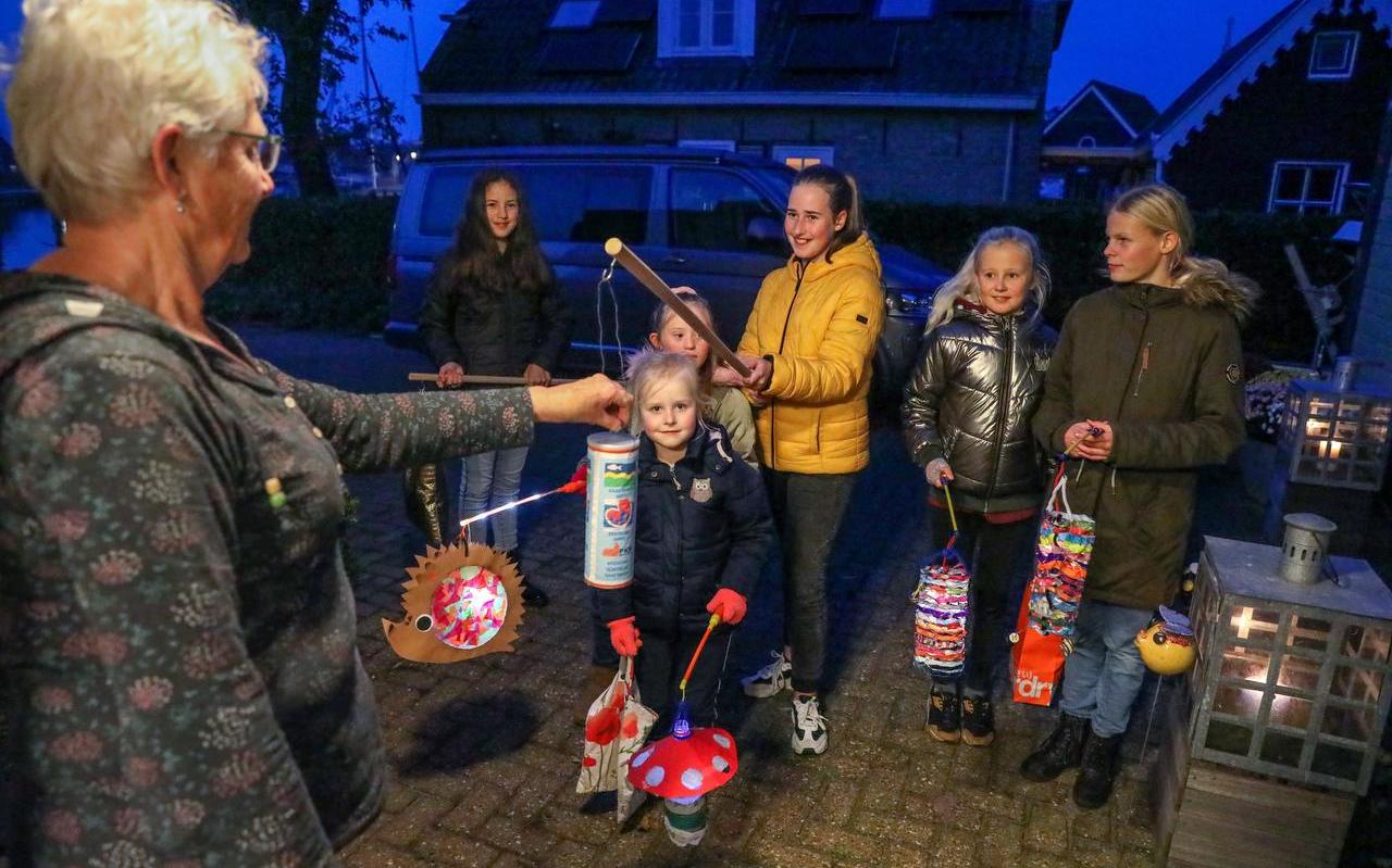 Marianne Zoetmulder vult de collectebus aan de anderhalvemeterstok van (v.l.n.r.) Mila, Chantal, Zoë, Marlies, Amy en Annemarije. Marianne Zoetmulder vult de collectebus aan de anderhalvemeterstok van (v.l.n.r.) Mila, Chantal, Zoë, Marlies, Amy en Annemarije.
