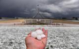 Hagelstenen ter grootte van golfballen in Canberra. 