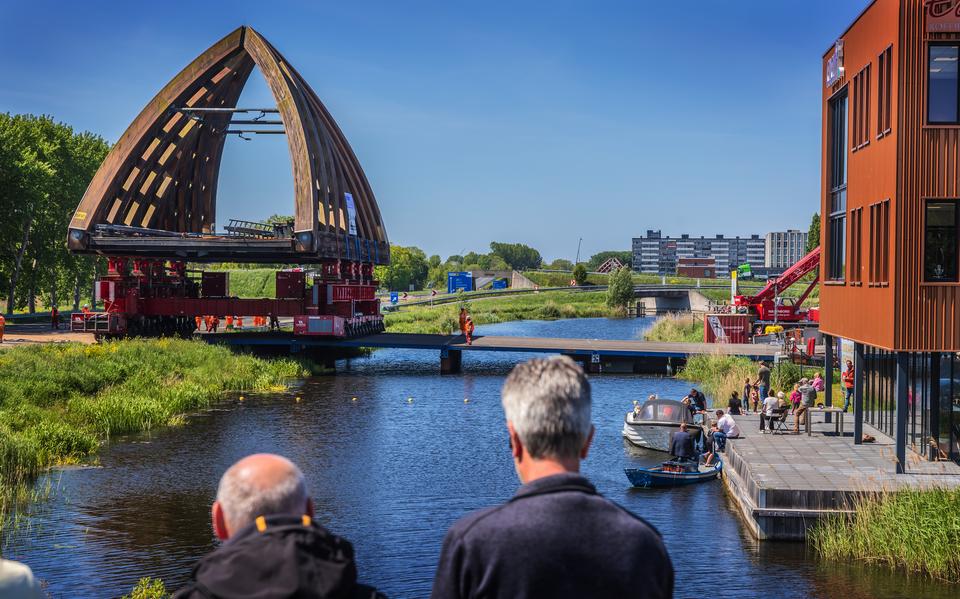 De brug Krúsrak is op wieltjes gezet en wordt over het water naar een werkterrein gereden.