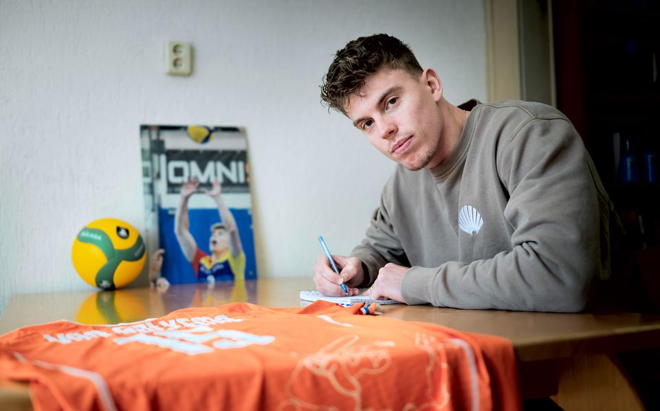 Volleyballer Gijs van Solkema, oorspronkelijk uit Sneek, maakt het examen Duits terwijl zijn team Lycurgus net de race naar het landskampioenschap heeft verloren. 