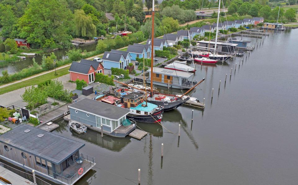 Bergingen die behoren bij een ligplaats worden in Stavoren gebruikt voor recreatie.