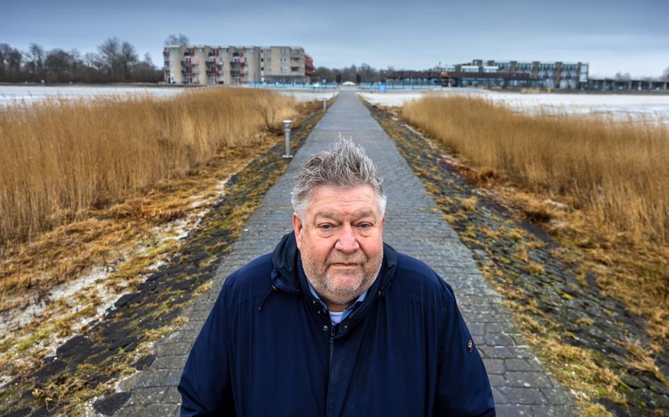 Theo op de Hoek in Makkum bij zijn strandhotel Vigilante.