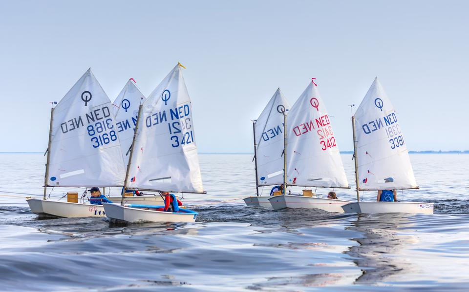 
Zes Optimisten doen dobberend hun best om het IJsselmeer over te steken voor een goed doel.