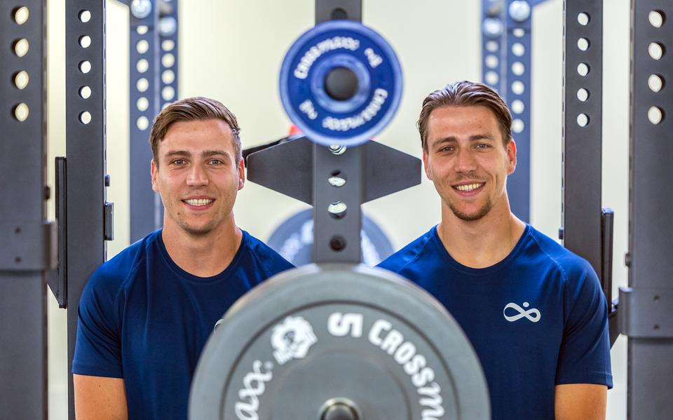 De tweeling Hylke (r) en Sytse van Dongen in hun sportschool in IJlst.