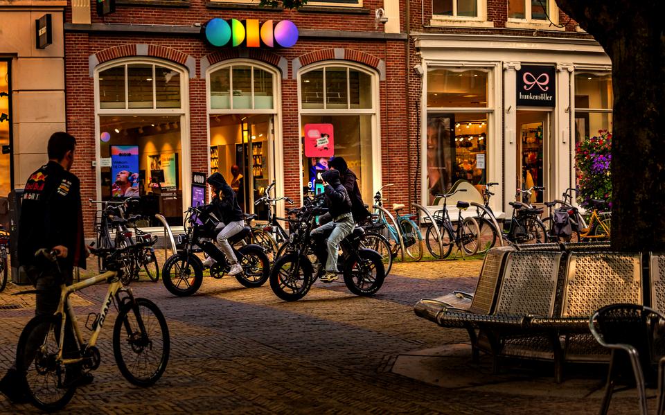 Jeugd op fatbikes zorgt 's avonds voor overlast in het centrum van Sneek.