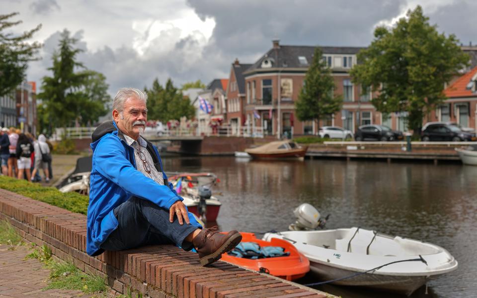 Arjen de Ree met op de achtergrond de Tolhuisbrug, de plek waar de ontwikkeling van Joure begon.