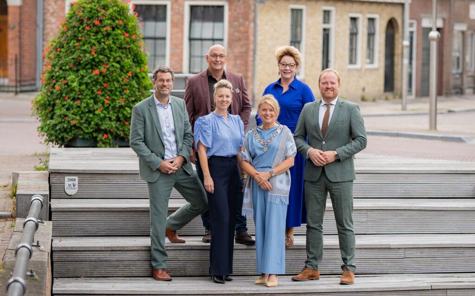 Het college van Súdwest-Fryslân met achter de wethouders Michel Rietman en Marianne Poelman en voor v.l.n.r: wethouder Henk de Boer, wethouder Petra van den Akker, burgemeester Jannewietske de Vries en wethouder Bauke Dam.