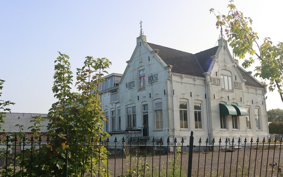 De 'White House' van Uitwellingerga. In het leegstande pand komen appartementen en er komen vier woningen op het terrein.