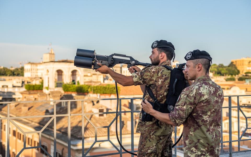 Italiaanse militairen met een drone jammer gun.
