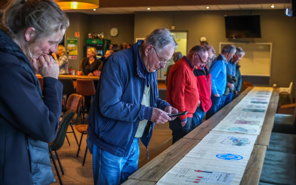 Jan Hiemstra fotografeert de schnitzelbank uit zijn geboortedorp Easterein.