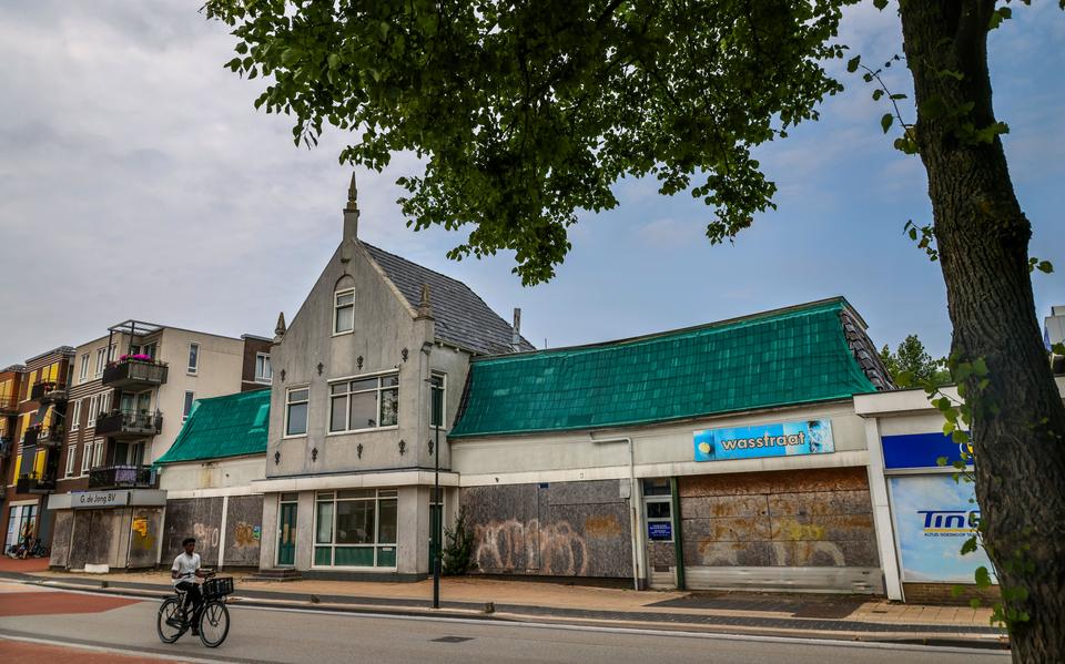 Groene netten moeten afvallende dakpannen voorkomen bij het vervallen pand waar de Lidl zich wil vestigen.