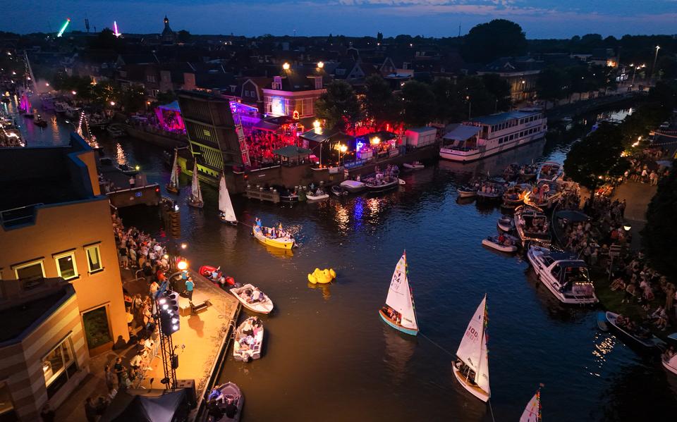 De opening van de Sneekweek met de vlootschouw.