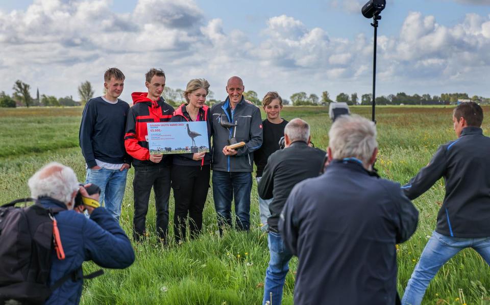 Vogelbescherming Nederland reikt de Gouden Grutto uit aan Bote en Astrid de Boer en hun zonen Jonathan, Jan Jochum, en Daniel. Bote bescheiden: ,,Wêrom moat ik dy no ha?''