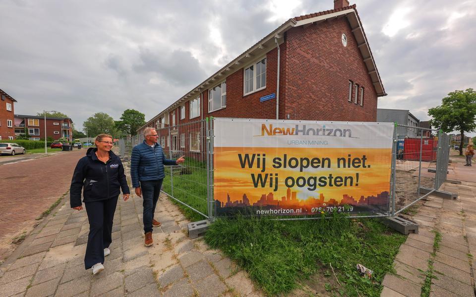 Projectleider sociaal Helga Hoornveld en projectontwikkelaar Egbert Heida van Elkien bij de bouwhekken in de wijk Het Eiland toen de wijkvernieuwing vorig jaar van start ging.