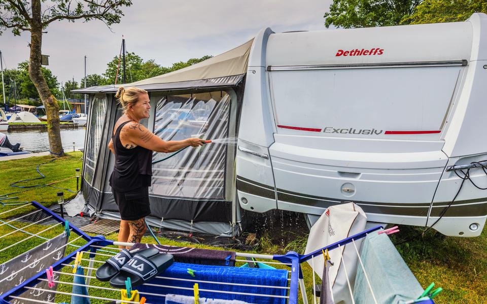 De Duitse Wiebke Ackerman maakt zich zorgen of ze dit plekje op de havencamping kan behouden.