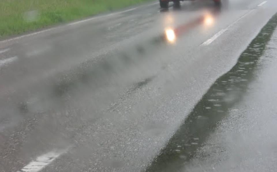 Aquaplaning op de weg, waardoor je de grip op de auto kwijt kunt raken.