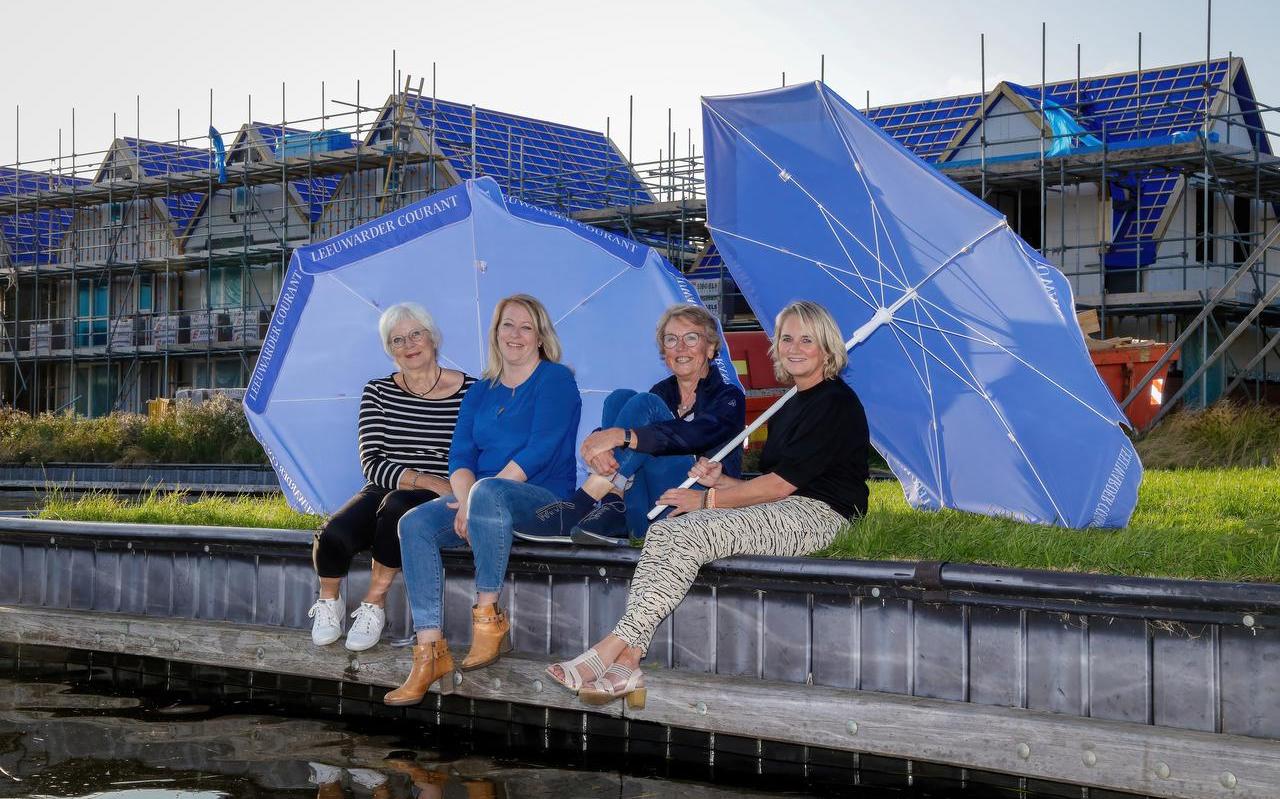 Mariet Swart, Erica Busscher, Tineke Zuurveen en Helga Kooijstra (vanaf links) voor de nieuwbouw op It Eilân. Mariet Swart, Erica Busscher, Tineke Zuurveen en Helga Kooijstra (vanaf links) voor de nieuwbouw op It Eilân.