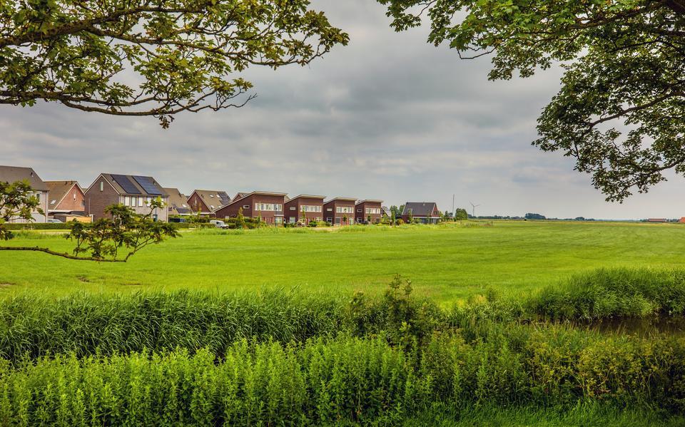 Zicht op het gebied in Workum-Zuid waar nieuwe woningen moeten komen.