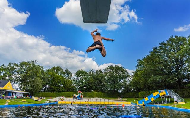 Poelslakken veroorzaken jeuk en rode plekjes bij zwemmers in het natuurbad van Jubbega