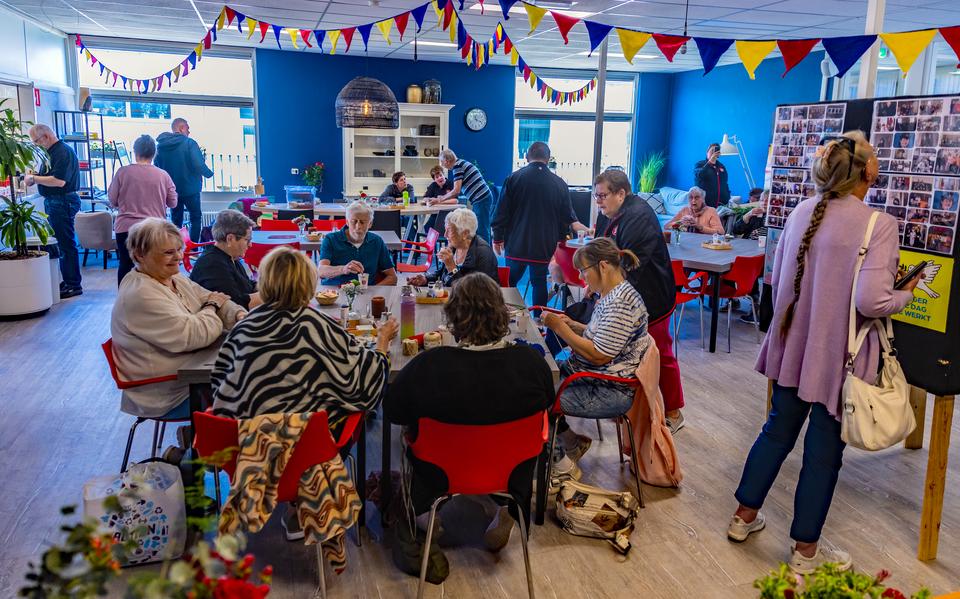 Feest in het pand van het Leger des Heils in Sneek vanwege het 125-jarig bestaan. De handwerkgroep geeft acte de présence op de Open Dag. Links vooraan in witte trui Aukje Pereboom. 