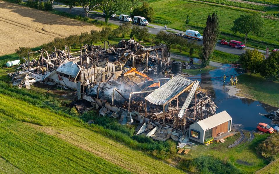 Van de loodsen en de boerderijwinkel bleef niets meer over na de brand in Arum.