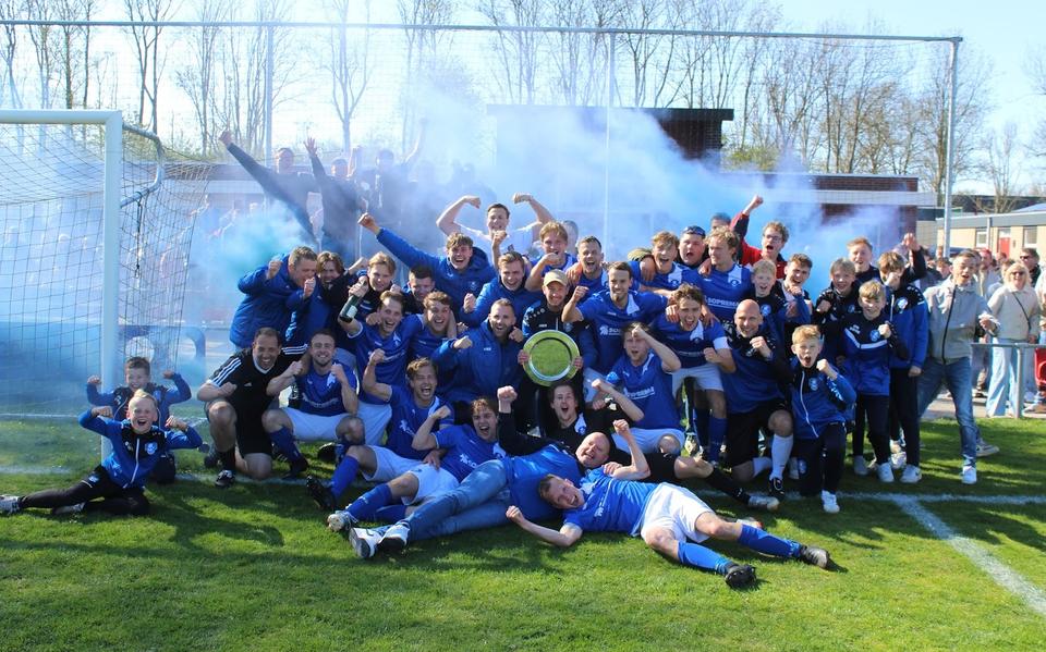 De kampioensfoto van de 4e klasse B.